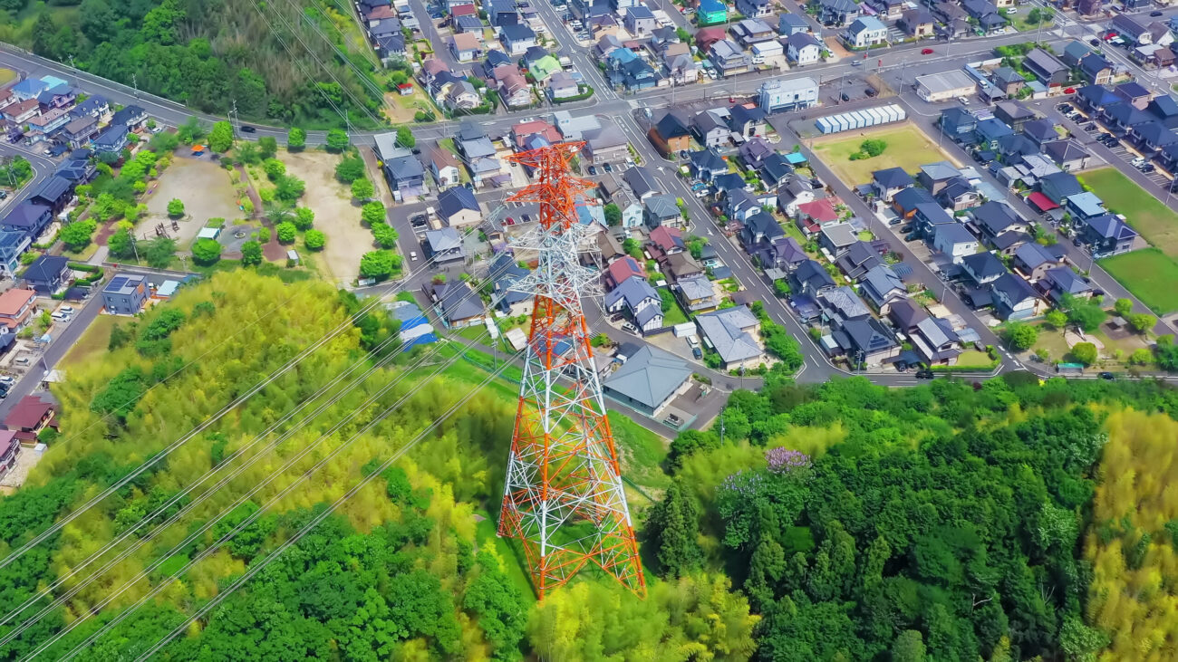 送電塔と住宅地　電力イメージ