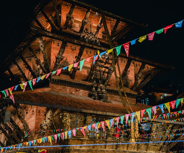 アイキャッチ｜ネパールのDurbar広場にあるお寺の夜の様子