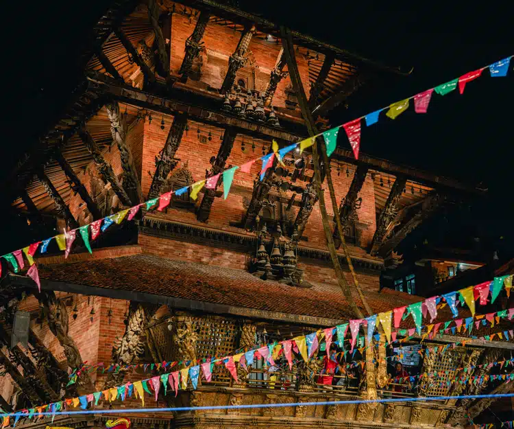 アイキャッチ｜ネパールのDurbar広場にあるお寺の夜の様子