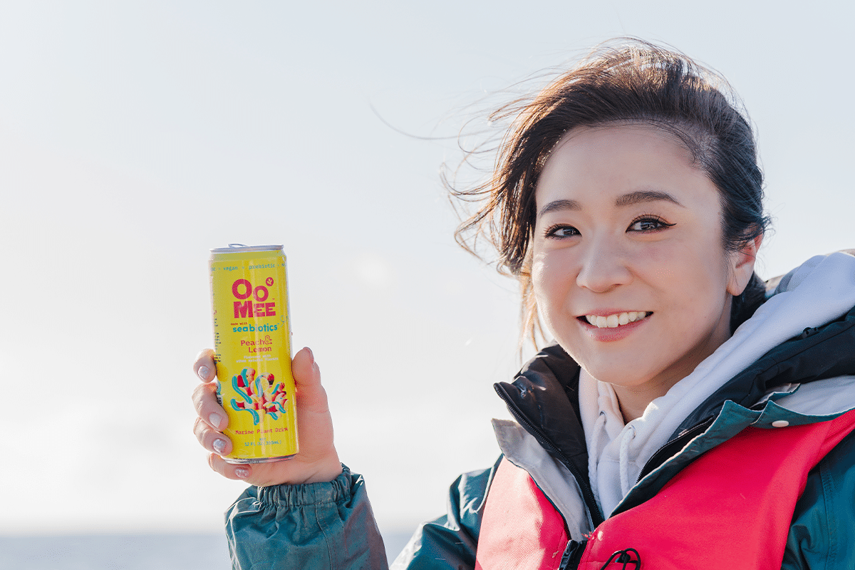 宮城県の海で撮影したOoMeeを持つ三木アリッサ（Alissa Miky）のポートレート写真｜仙台宮城のカメラマン・フォトグラファー山下恭弘