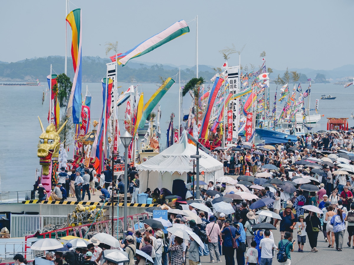 第79回塩竈みなと祭で色鮮やかな大漁旗が並ぶ会場