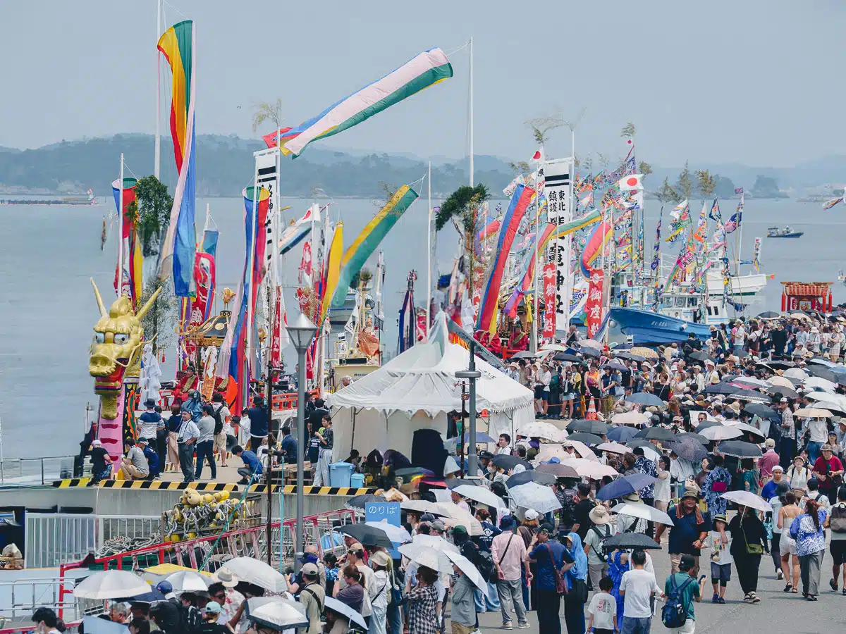 第79回塩竈みなと祭で色鮮やかな大漁旗が並ぶ会場
